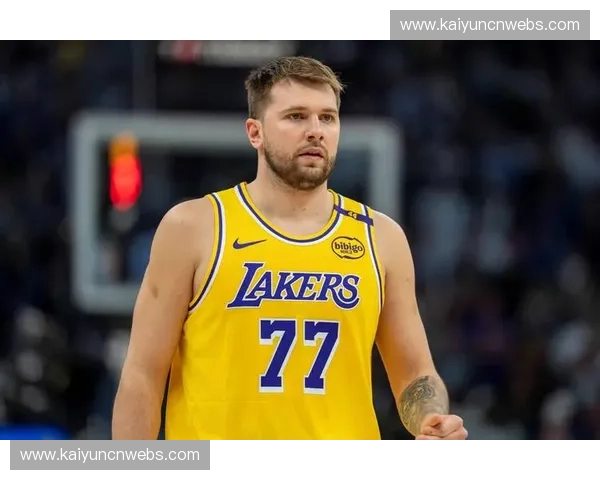 里夫斯35分封神一战，东契奇伤退后湖人逆转76人终结其五连胜